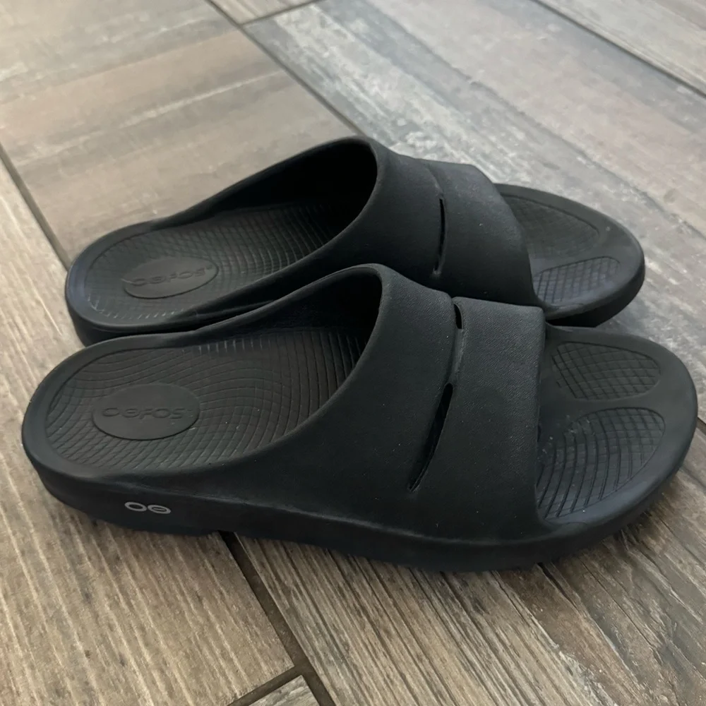 Oofos OOahh Slide Sandal in Black size Women’s 10 or Men’s 8